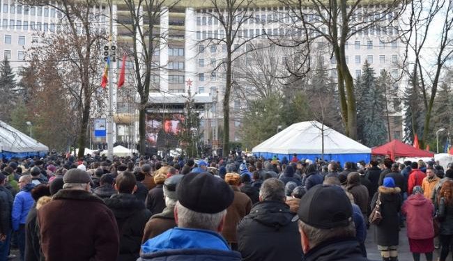 Митинг в Кишиневе: возле здания парламента собралось 5 тысяч активистов