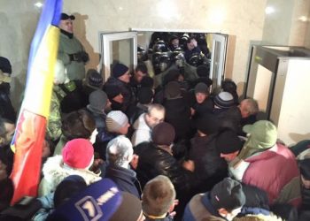В Молдове митингующие освободили здание парламента