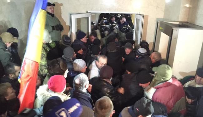 В Молдове митингующие освободили здание парламента