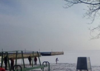 Мариупольцы «моржевали» на городском пляже