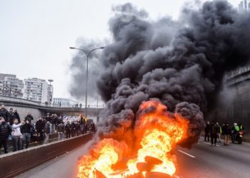 В Париже забастовка таксистов парализовала движение