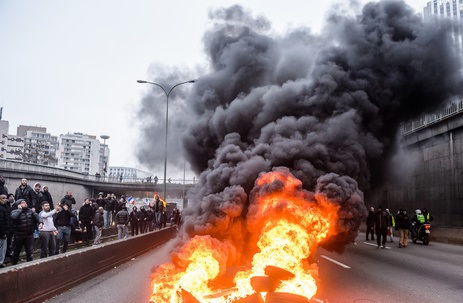 В Париже забастовка таксистов парализовала движение
