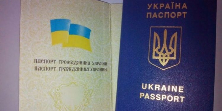 Верховная Рада обяжет граждан Украины получать паспорт в 14 лет