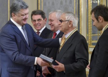 Порошенко по случаю Дня Соборности наградил Вакарчука и Павлычко