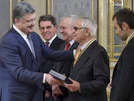 Порошенко по случаю Дня Соборности наградил Вакарчука и Павлычко