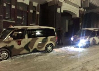 В Киеве офис партии «УКРОП» заблокировали вооруженные молодые люди