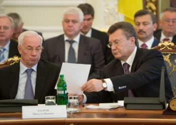 Суд арестовал пенсии Азарова и Януковича