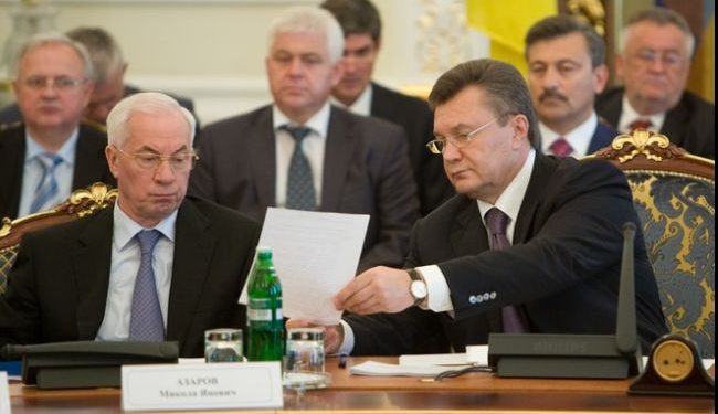 Суд арестовал пенсии Азарова и Януковича