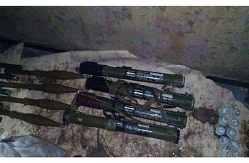 В городе Золотое-3 оперативники обнаружили хранилище с боеприпасами