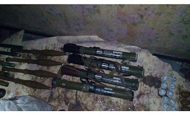 В городе Золотое-3 оперативники обнаружили хранилище с боеприпасами