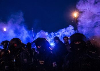После антиисламского митинга в Праге 20 неизвестных напали на центр, помогающий беженцам