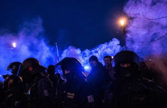После антиисламского митинга в Праге 20 неизвестных напали на центр, помогающий беженцам