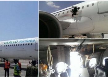 На борту самолета, экстренно севшего в столице Сомали, действительно взорвалась бомба, - Минтранспорта
