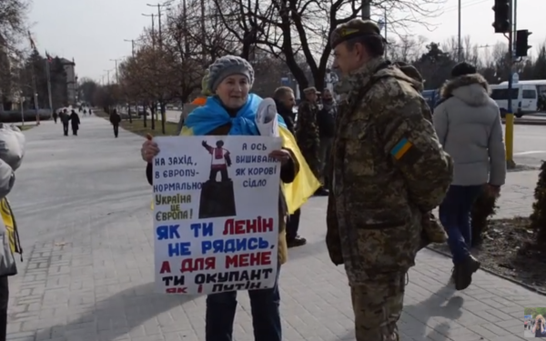 В Запорожье местные активисты "тепло" встретили гостей из Мелитополя