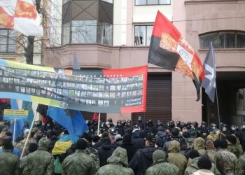 Беспорядки в Киеве: активисты забросали камнями офис Ахметова