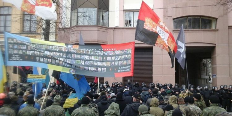 Беспорядки в Киеве: активисты забросали камнями офис Ахметова