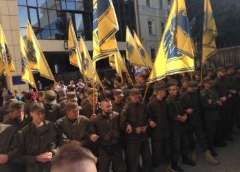 Ночью «Азов» пикетировал СБУ