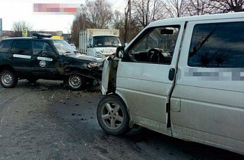 В Бердичеве водитель микроавтобуса протаранил автомобиль полиции
