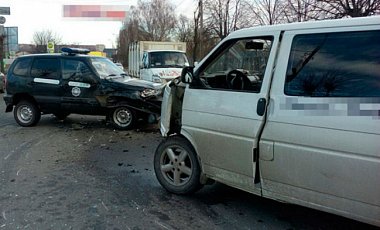 В Бердичеве водитель микроавтобуса протаранил автомобиль полиции