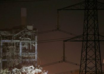 Оперативники ищут выживших под завалами электростанции в Британии