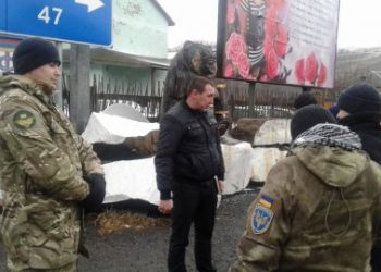 Активисты не пропускают российские фуры в Закарпатскую область