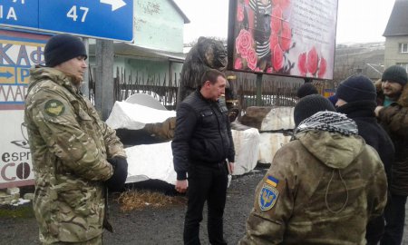 Активисты не пропускают российские фуры в Закарпатскую область