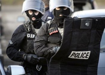 Футбольные фанаты разгромили во Франции полицейский участок