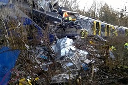 Число жертв столкновения поездов в Германии выросло вдвое
