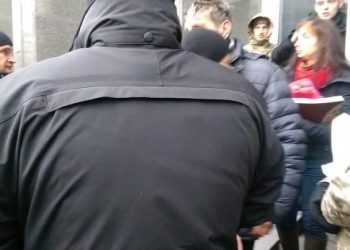 Люди в камуфляже заняли отель «Козацький» в Киеве