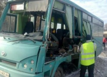 Жуткая авария под Киевом: маршрутное такси врезалось в грузовик