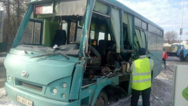 Жуткая авария под Киевом: маршрутное такси врезалось в грузовик