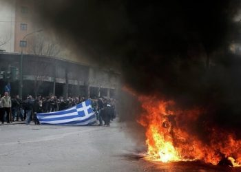 В Афинах фермеры разожгли костры перед парламентом