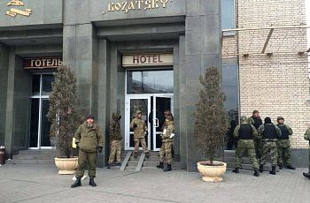 К людям в камуфляже в «Козацком» приезжали сотрудники МВД