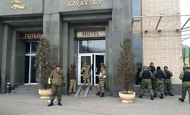 К людям в камуфляже в «Козацком» приезжали сотрудники МВД
