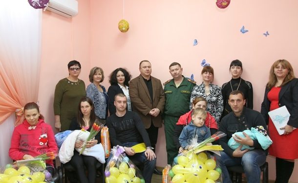 Новорожденным в Симферополе мальчикам вручили повестки
