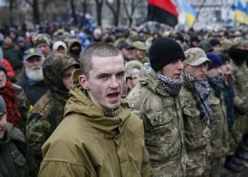 В столице Украины люди в военной форме призывают к бессрочной акции протеста