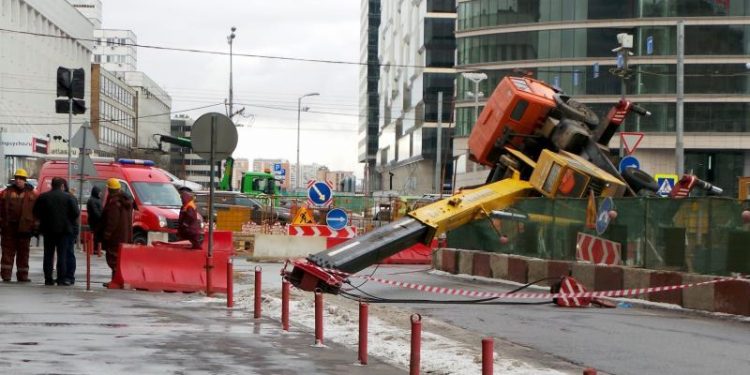 На Кутузовском проспекте в Москве упал строительный кран