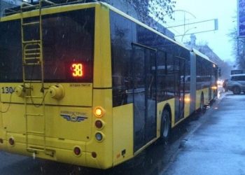 В Киеве троллейбус наехал мужчине на голову