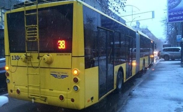 В Киеве троллейбус наехал мужчине на голову