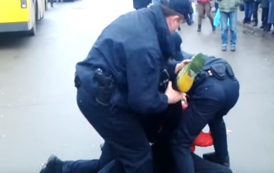 Агрессивный мужчина покусал оперативника в Киеве