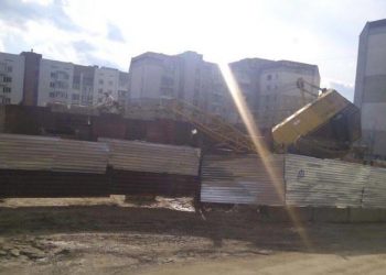 Во Львове на частный дом упал строительный кран