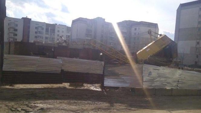 Во Львове на частный дом упал строительный кран