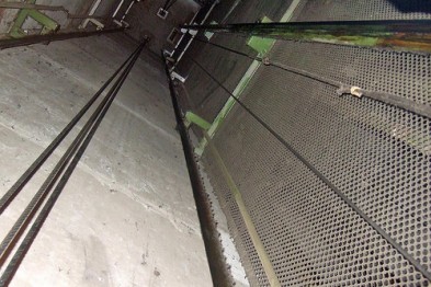 В днепропетровской многоэтажке оборвался лифт с женщиной. По словам жильцов дома, пенсионерка поднималась к себе на лифте на 8-ой этаж. В какой-то момент один из тросов оборвался. Кабина лифта полетела вниз. Через некоторое время женщину в состоянии шока достали из шахты лифта. Она не пострадала. Лифтеры объяснять причины неисправности лифта отказались, пишет9992106.ru.