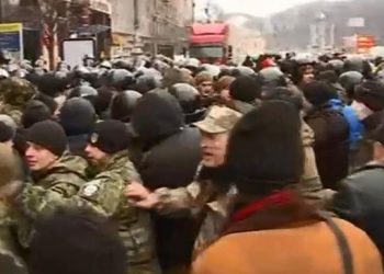 На Майдане оперативники не дали установить сцену