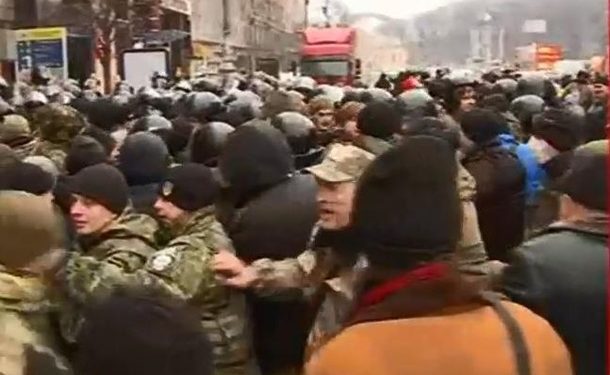 На Майдане оперативники не дали установить сцену