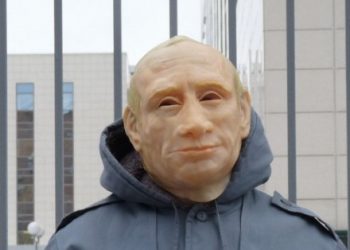 На марше памяти Немцова в Москве задержали мужчину в маске Путина