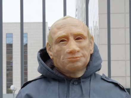 На марше памяти Немцова в Москве задержали мужчину в маске Путина