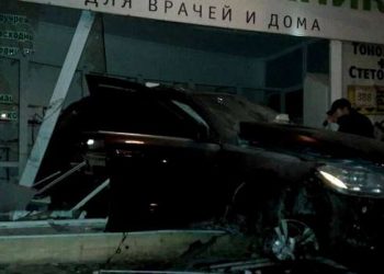 В Одессе пьяный на Mercedes влетел в магазин