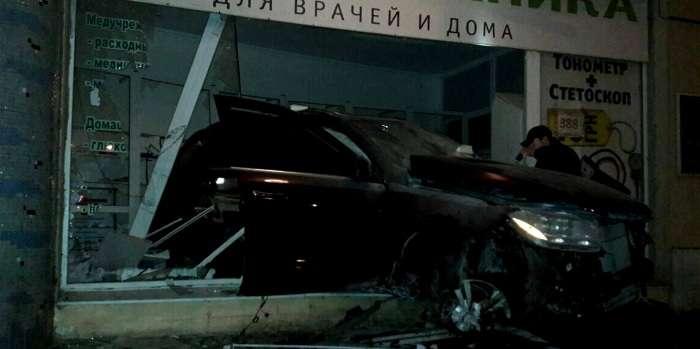 В Одессе пьяный на Mercedes влетел в магазин