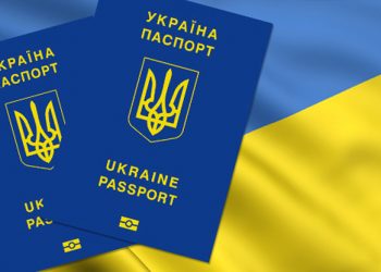 Работниками СБУ в Луганской области с участием сотрудников прокуратуры разоблачена деятельность руководителя одного из структурных подразделений Государственной миграционной службы после получения ею неправомерной выгоды в денежном виде за оформление паспортных документов представителям ЛНР. Об этом 17 февраля сообщают СМИ. В ведомстве рассказали, что чиновница оформляла документы без присутствия заявителей или их законных представителей. Этого требует украинское законодательство.
